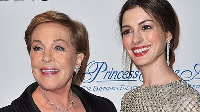 Imagem da notícia Anne Hathaway faz homenagem à "avó" Julie Andrews