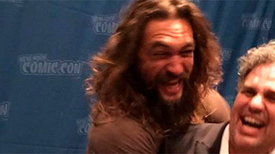 Imagem da notícia New York Comic Con 2018: Mark Ruffalo se disfarça no evento e faz meet & greet com Jason Momoa