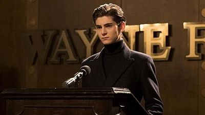 Imagem da notícia New York Comic Con 2018: Batman aparecerá pela primeira vez na temporada final de Gotham