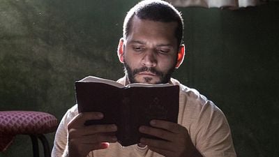 Imagem da notícia Homem Livre: Drama estrelado por Armando Babaioff ganha novo cartaz (Exclusivo)