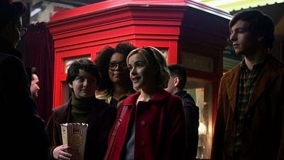 Imagem da notícia O Mundo Sombrio de Sabrina: Série aposta em representatividade com elenco feminino e personagens não-binário e pansexual (Visita a set)