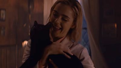 Imagem da notícia O Mundo Sombrio de Sabrina: Kiernan Shipka descobriu que é alérgica a gatos durante as filmagens