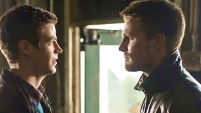 Stephen Amell shippa Barry e Oliver em nova imagem do crossover de Arrow, The Flash e Supergirl