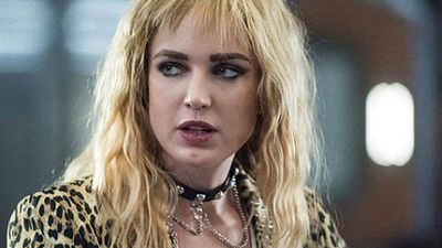 Imagem da notícia Legends of Tomorrow: Elenco grava clipe arrasando em "Should I Stay or Should I Go"