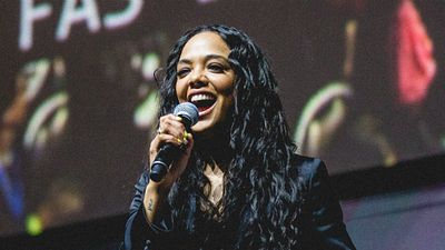 Imagem da notícia CCXP 2018: "Me sinto como a filha espiritual de Will Smith e Tommy Lee Jones", diz Tessa Thompson sobre MIB Internacional