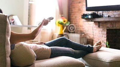 Imagem da notícia Cinco séries para maratonar nesse fim de ano e fugir das lojas lotadas