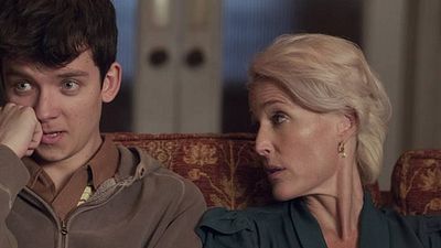 Imagem da notícia Sex Education: Gillian Anderson e Asa Butterfield são mãe e filho em trailer da nova comédia da Netflix