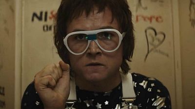 Imagem da notícia Rocketman: Taron Egerton faz show para milhares de pessoas em nova imagem do filme
