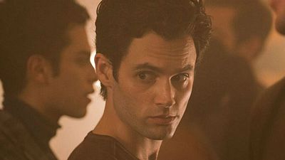 Imagem da notícia Você: Penn Badgley comemora 2ª temporada ao som de Molejo