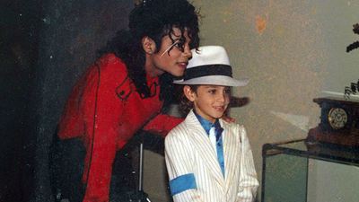 Família de Michael Jackson critica documentário sobre acusações de abuso sexual envolvendo o cantor