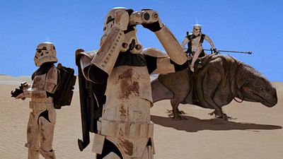 Imagem da notícia The Mandalorian: Série de Star Wars terá retorno de robô visto no primeiro filme da franquia