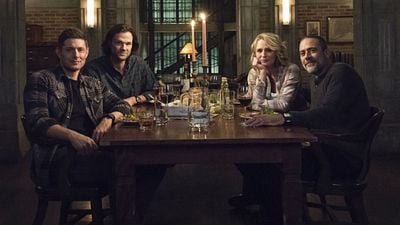 Imagem da notícia Supernatural: Cena do 300º episódio traz emocionante reencontro de Sam, Dean e John Winchester