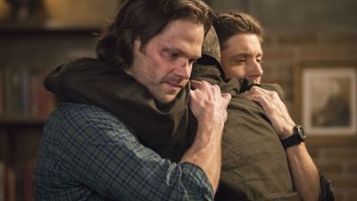 Supernatural: Jared Padalecki e Jensen Ackles explicam como o retorno de John vai afetar os irmãos Winchester