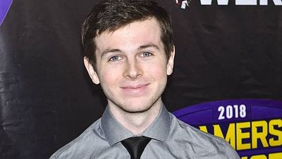 Imagem da notícia Chandler Riggs, de The Walking Dead, surge em novas imagens de A Million Little Things