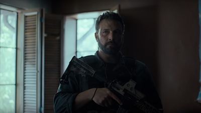 Operação Fronteira: Ben Affleck e Oscar Isaac vivem dois soldados faca na caveira no novo trailer do filme da Netflix