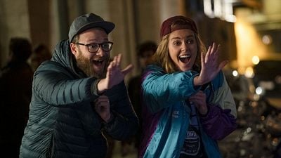 Imagem da notícia Casal Improvável: Charlize Theron e Seth Rogen formam o casal mais importante do mundo em cômico trailer (Exclusivo)