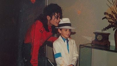 Imagem da notícia Dicas do Dia: Deixando Neverland - Parte 1 e Com Amor, Simon estreiam na televisão