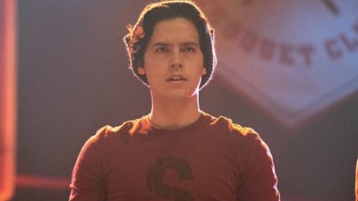 Imagem da notícia Riverdale: Cole Sprouse estaria cantando em fotos inéditas do episódio musical 
