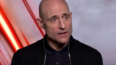 Imagem da notícia Shazam! Mark Strong explica como a cultura britânica ajudou a compor seu vilão (Entrevista exclusiva)