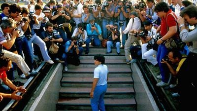 Imagem da notícia Diego Maradona: Jogador é ovacionado em trecho inédito de seu filme biográfico