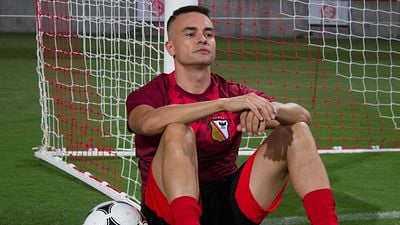 Imagem da notícia Chuteira Preta: Série sobre os bastidores do futebol ganha teasers e data de estreia (Exclusivo)