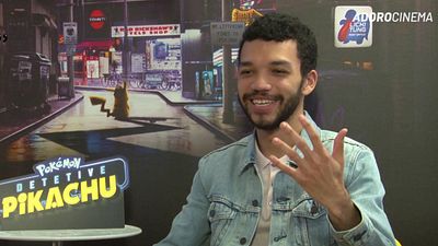Imagem da notícia Pokémon - Detetive Pikachu: Justice Smith comemora seu personagem não ser original da série animada (Entrevista exclusiva)