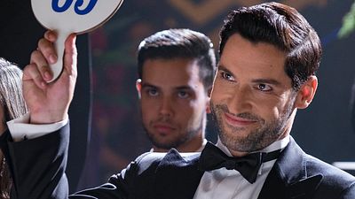 Imagem da notícia Lucifer: Tom Ellis amassa pão para promover a quarta temporada no Brasil