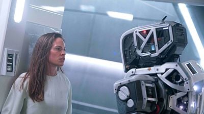 Imagem da notícia Hilary Swank luta contra robôs no trailer legendado de I Am Mother, da Netflix