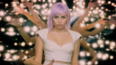 Black Mirror: Quinta temporada ganha data de estreia e trailer com Miley Cyrus