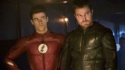 Imagem da notícia Crise nas Infinitas Terras: Como os finais das temporadas de Arrow e The Flash preparam terreno para o crossover