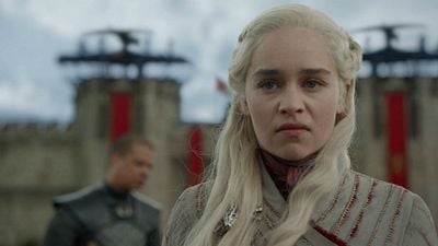 Imagem da notícia Emilia Clarke "alfineta" séries derivadas de Game of Thrones