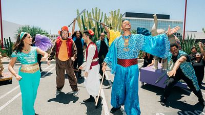 Imagem da notícia Will Smith, Mena Massoud e Naomi Scott recriam Aladdin no meio da rua