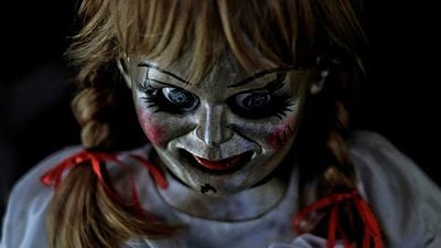 Imagem da notícia Annabelle 3 - De Volta para Casa: Boneca amaldiçoada ganha novo trailer assustador