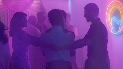 Imagem da notícia Divino Amor: Personagem de Dira Paes acompanha batismo dos fiéis em clipe (Exclusivo)