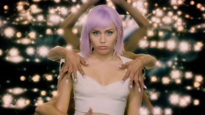 Imagem da notícia Black Mirror: Netflix divulga clipe musical de Miley Cyrus como Ashley O