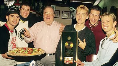 Imagem da notícia Empresário que descobriu (e deu golpes) em Backstreet Boys e N'SYNC será tema de documentário