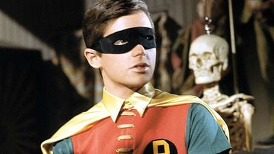 Imagem da notícia San Diego Comic-Con 2019: Crise nas Infinitas Terras terá participação de Burt Ward, o Robin da década de 1960