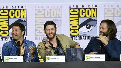 Imagem da notícia San Diego Comic-Con 2019: Elenco de Supernatural se despede do evento com lágrimas e dá Impala de presente para fã