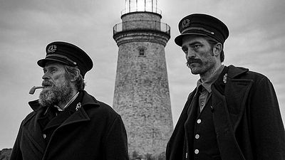 Imagem da notícia The Lighthouse: Robert Pattinson e Willem Dafoe enfrentam um clima perturbador no primeiro trailer 