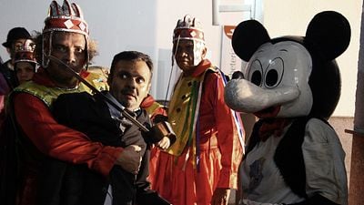 Imagem da notícia Notícias do Fim do Mundo: Grupo de teatro sequestra embaixador da cidade em teaser (Exclusivo)