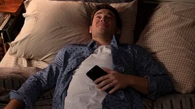 Imagem da notícia Jexi: Adam Devine tem sua vida controlada por uma Siri do mal no trailer da nova comédia