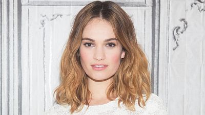 Lily James pode estrelar novo filme da Netflix ao lado de Ralph Fiennes