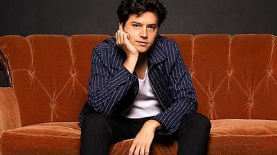Imagem da notícia Friends: Cole Sprouse comemora aniversário da série com "colega de elenco"