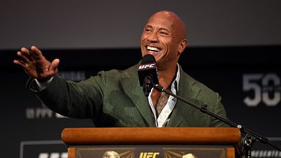 Imagem da notícia Dwayne Johnson vai produzir e estrelar filme sobre campeão de UFC