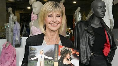 Imagem da notícia Figurino de Olivia-Newton John em Grease é leiloado por milhões de reais