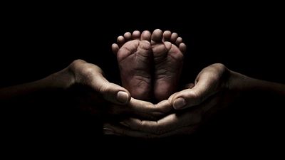 Imagem da notícia Servant: Bebê é "montado" do zero em novo teaser da série de M. Night Shyamalan