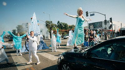 Imagem da notícia Kristen Bell, Idina Menzel, Josh Gad e Jonathan Groff recriam Frozen no meio da rua 