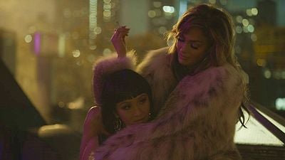 Imagem da notícia As Golpistas: Jennifer Lopez e Constance Wu trocam segredos em cena (Exclusivo)