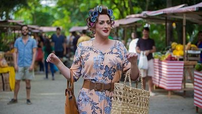 Imagem da notícia Minha Mãe é uma Peça 3: Dona Hermínia organiza excursão de senhorinhas em clipe