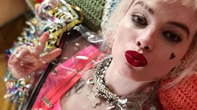 Imagem da notícia CCXP 2019: Arlequina sofre com término de relacionamento em clipe de Aves de Rapina (Descrição)